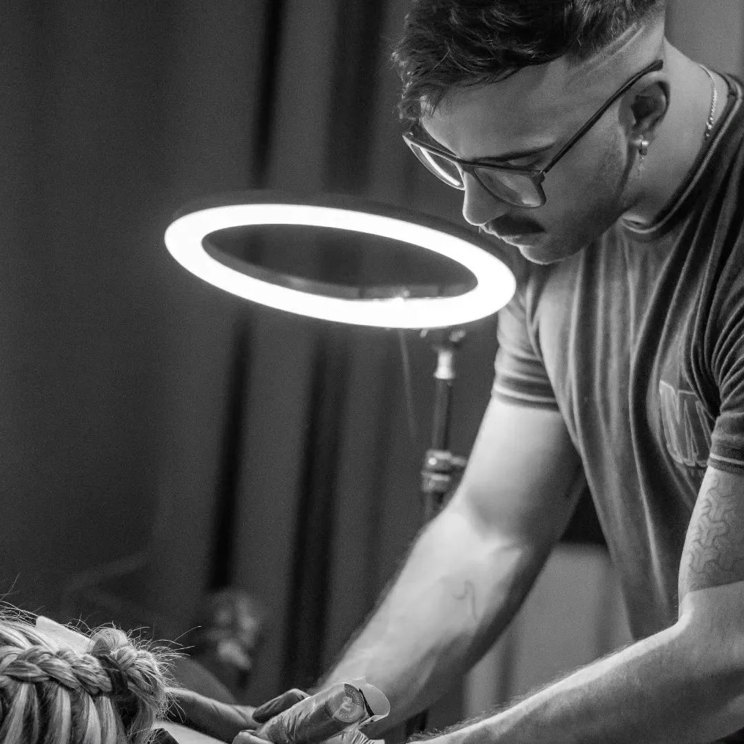 Jonatan Liberti tatuando en su estudio